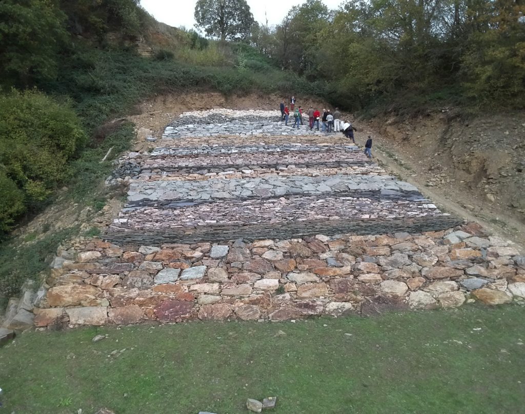 Le mur géologique de Géromont : cette impressionnante rampe de pierres 